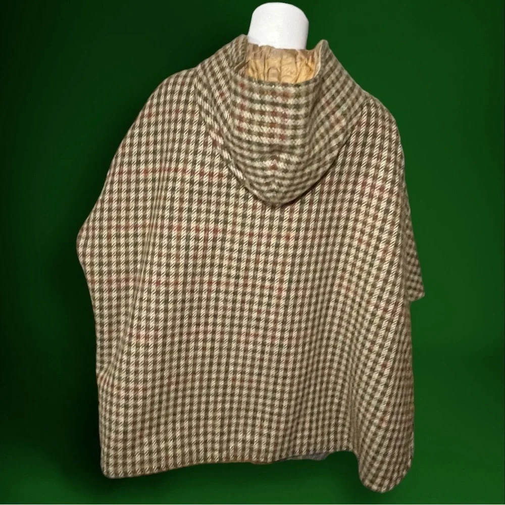 VTG Hooded Golden Quilt Lined Wool Check Cape Ornate Button One Size Heavyweight - Picture 14 of 16